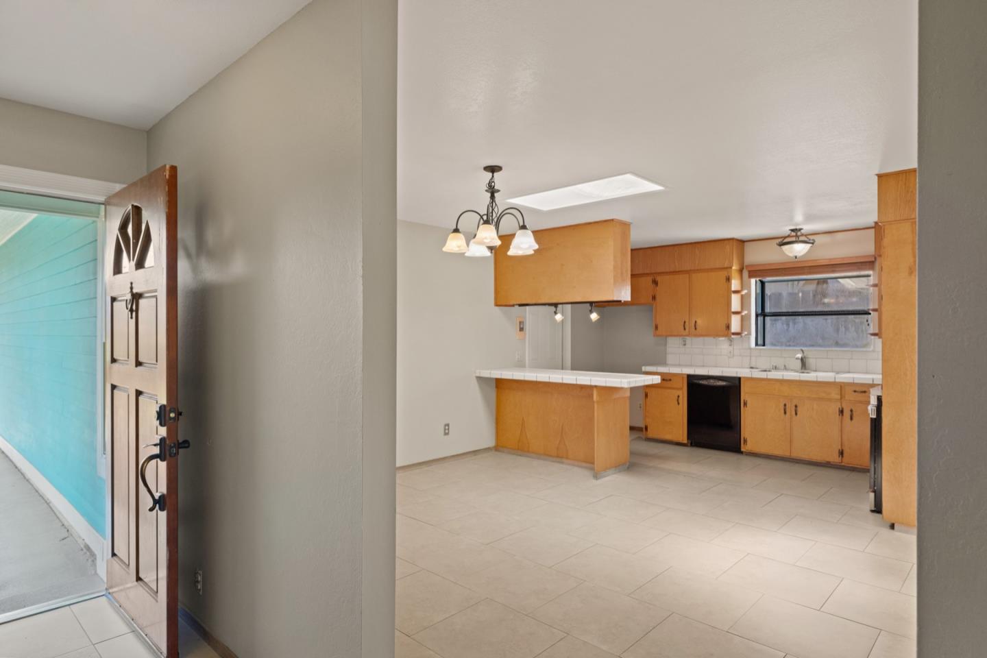 Detail Gallery Image 2 of 14 For 296 Whitney Pl, Marina,  CA 93933 - 3 Beds | 2 Baths