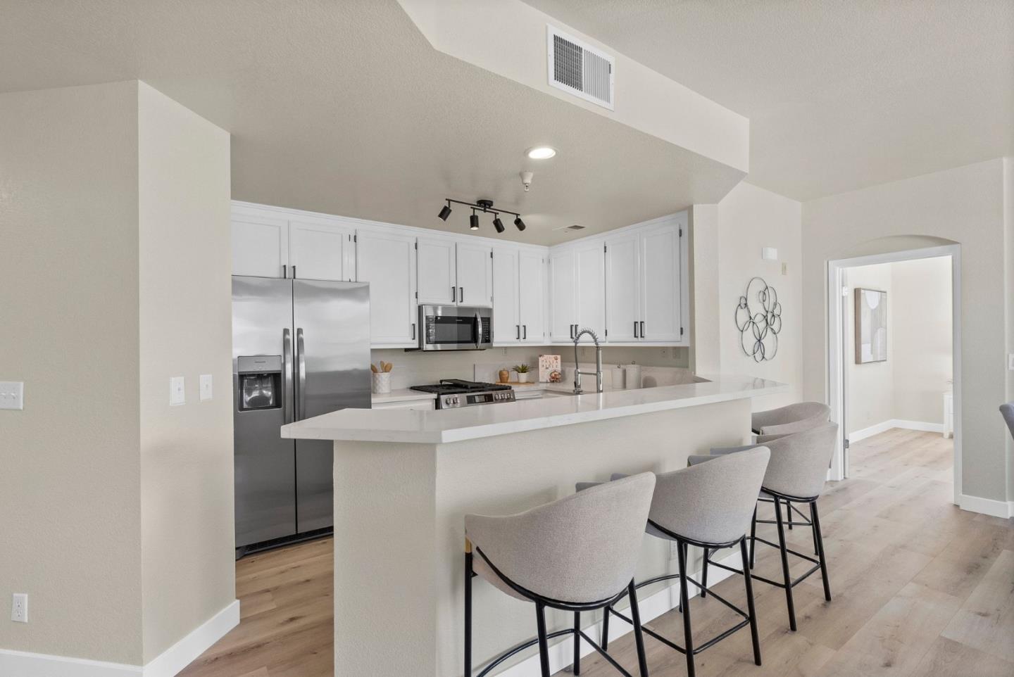 Detail Gallery Image 6 of 36 For 401 Baltic Cir #427,  Redwood City,  CA 94065 - 2 Beds | 2 Baths