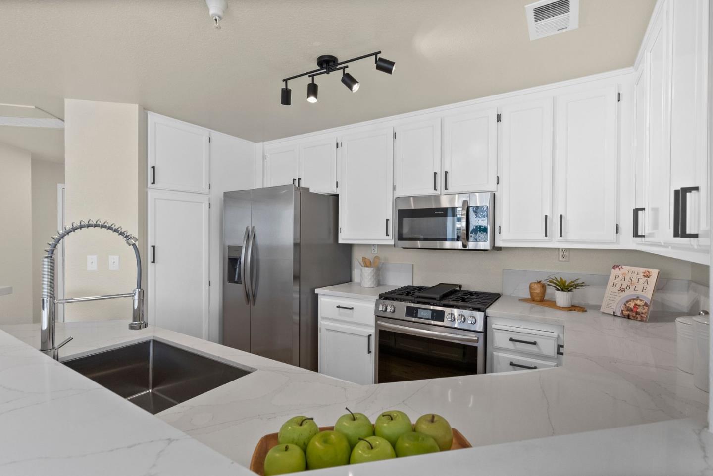 Detail Gallery Image 8 of 36 For 401 Baltic Cir #427,  Redwood City,  CA 94065 - 2 Beds | 2 Baths