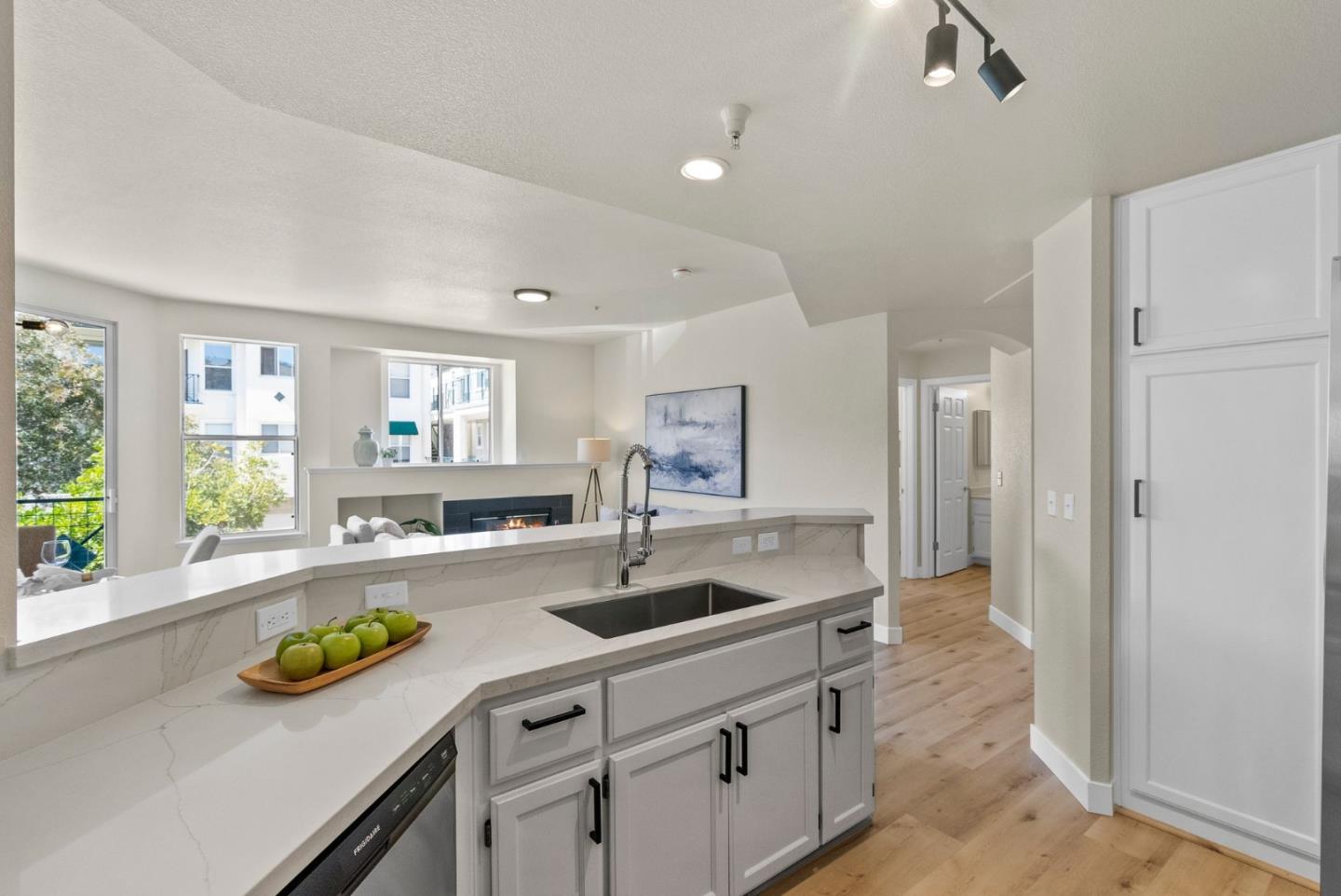 Detail Gallery Image 9 of 36 For 401 Baltic Cir #427,  Redwood City,  CA 94065 - 2 Beds | 2 Baths
