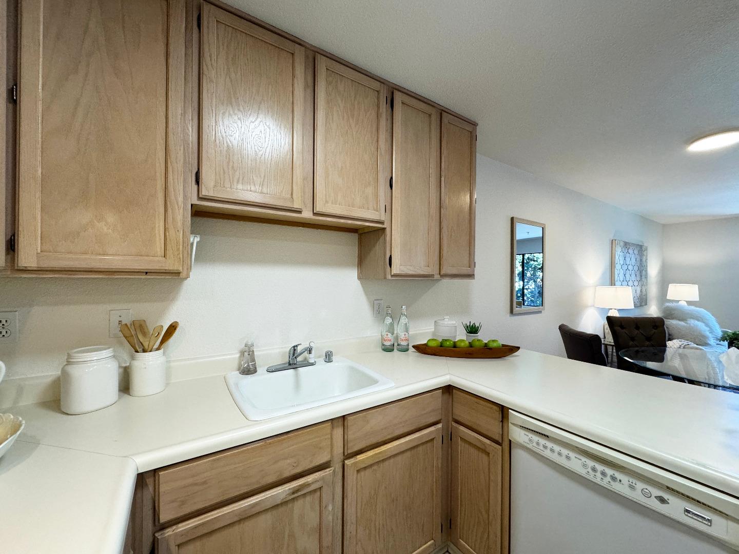 Detail Gallery Image 4 of 17 For 260 5th Ave 7d,  Redwood City,  CA 94063 - 2 Beds | 1/1 Baths