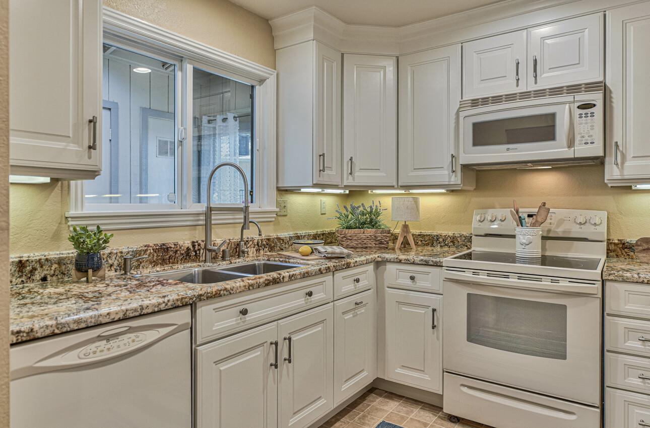 Detail Gallery Image 13 of 35 For 250 Forest Ridge Rd #64,  Monterey,  CA 93940 - 2 Beds | 1 Baths