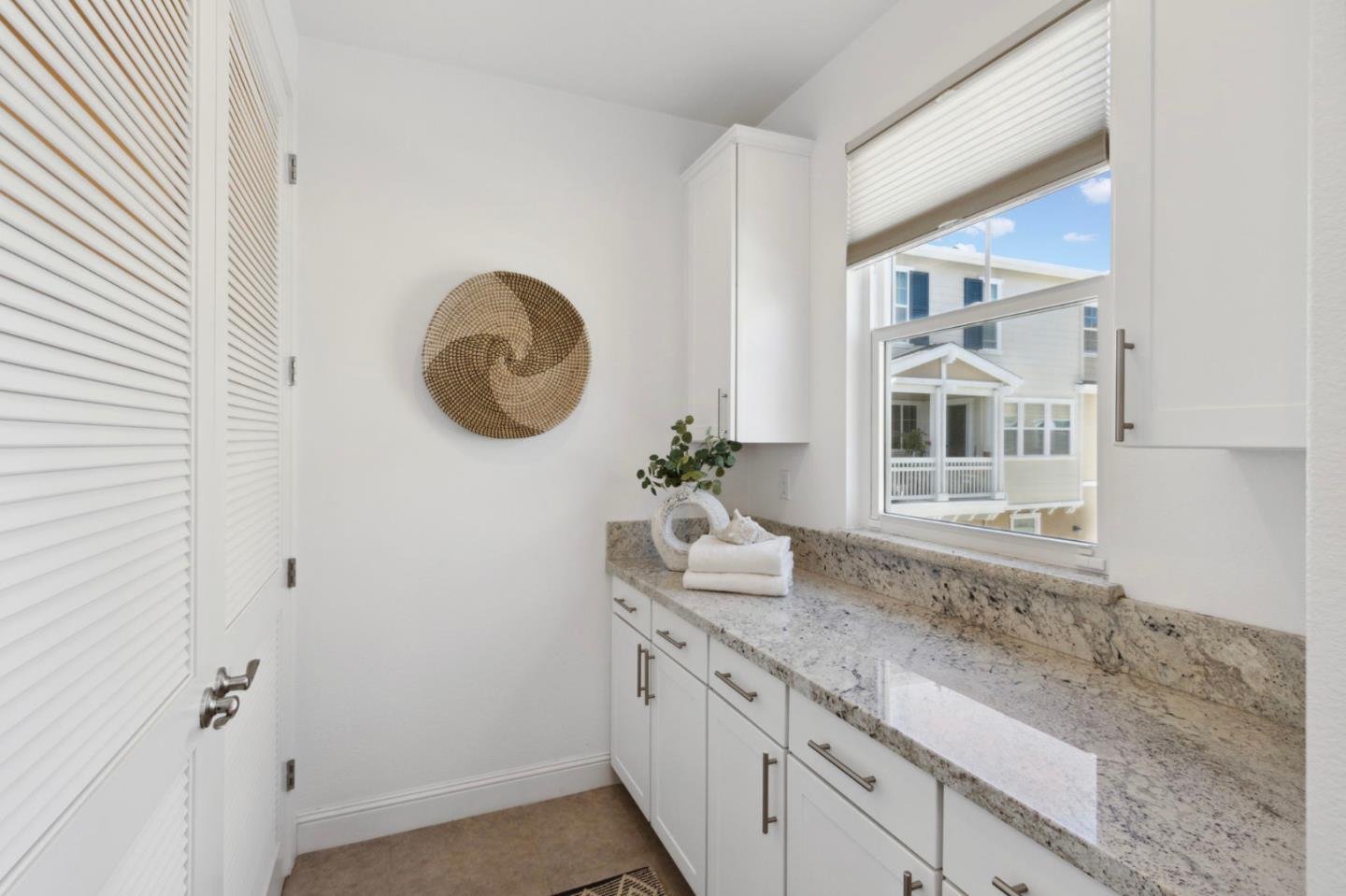 Detail Gallery Image 16 of 31 For 630 Fan Tail Way #702,  Redwood City,  CA 94063 - 3 Beds | 2/1 Baths