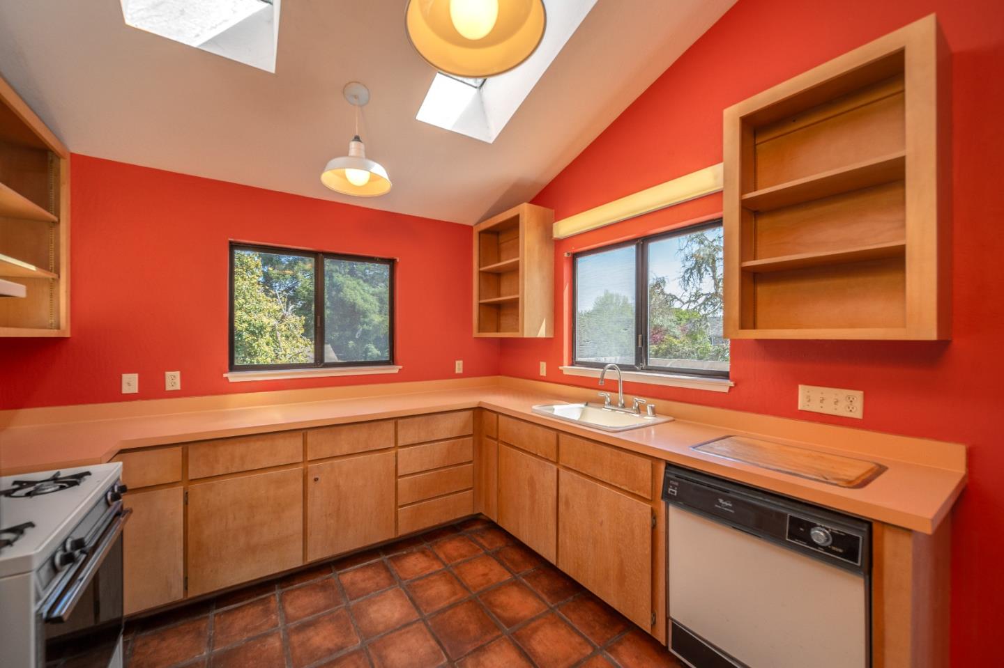 Detail Gallery Image 5 of 32 For 901 Dolores St, Santa Cruz,  CA 95062 - 5 Beds | 2 Baths