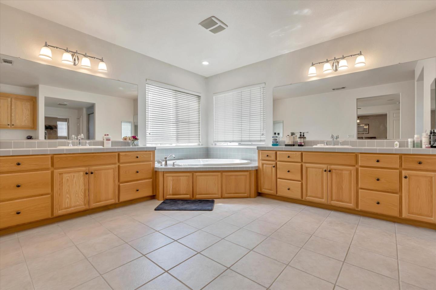 Detail Gallery Image 23 of 29 For 411 Lake View Ct, Oakley,  CA 94561 - 4 Beds | 4 Baths
