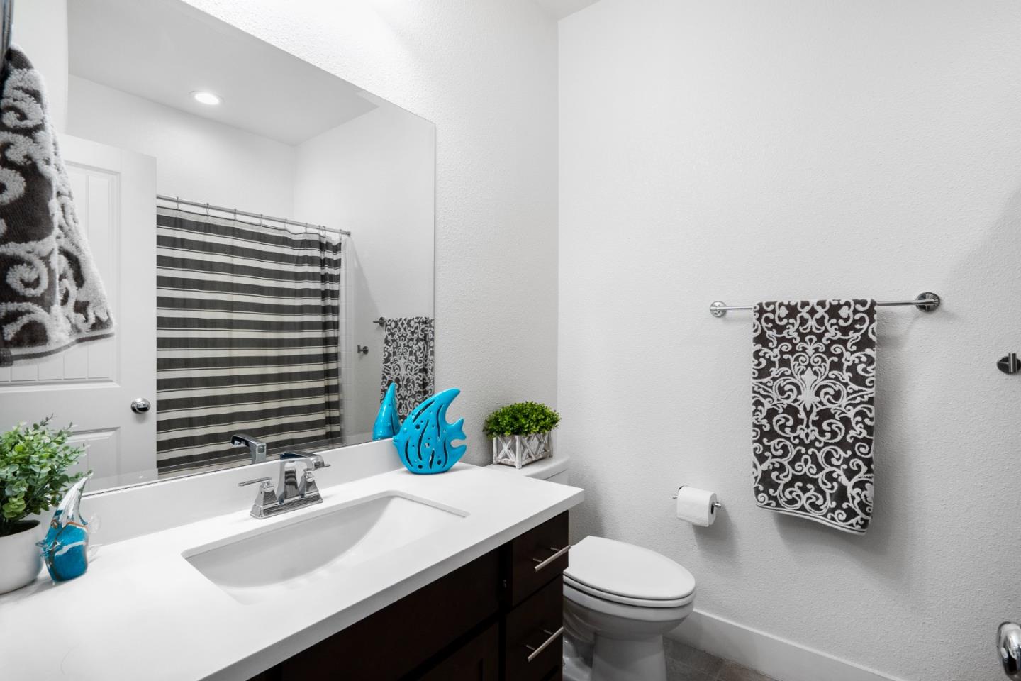 Detail Gallery Image 8 of 16 For 100 Lucca Ave, Morgan Hill,  CA 95037 - 3 Beds | 2/1 Baths