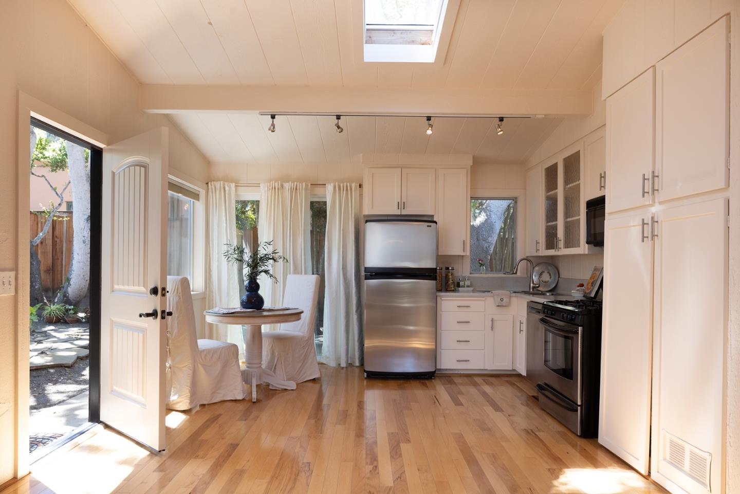Detail Gallery Image 5 of 21 For 824 2nd St, Pacific Grove,  CA 93950 - 2 Beds | 1 Baths