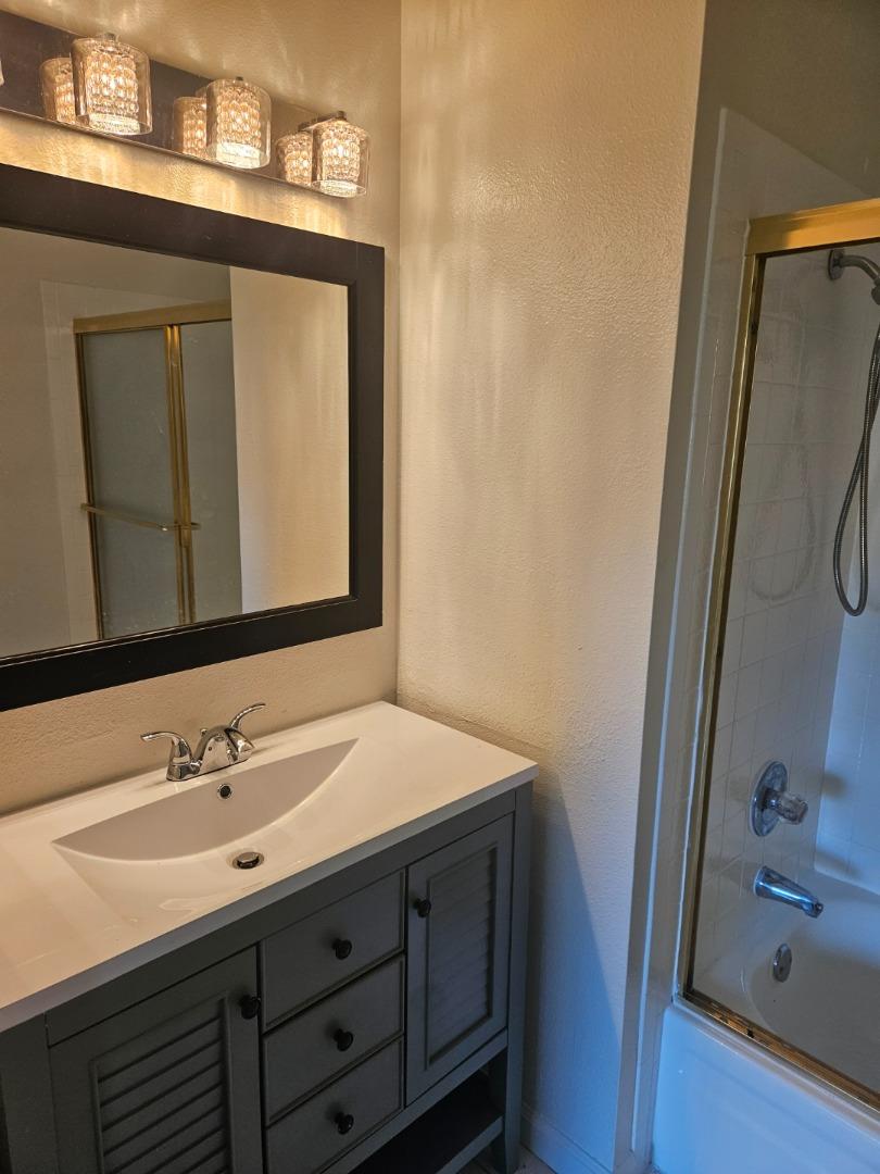 Detail Gallery Image 9 of 16 For 6223 Joaquin Murieta Ave #B,  Newark,  CA 94560 - 3 Beds | 2/1 Baths