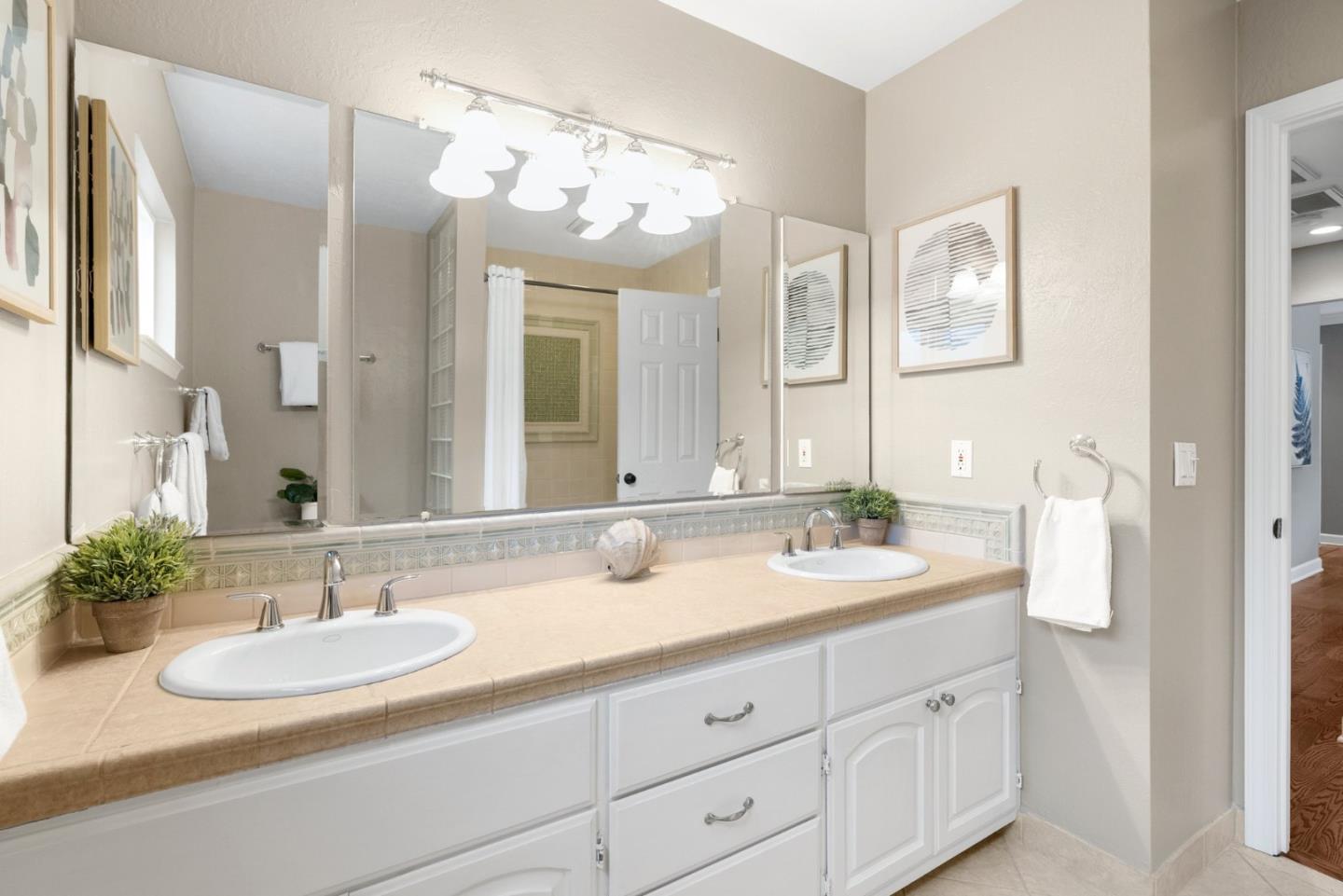 Detail Gallery Image 34 of 72 For 2376 Walden Sq, San Jose,  CA 95124 - 4 Beds | 2/1 Baths