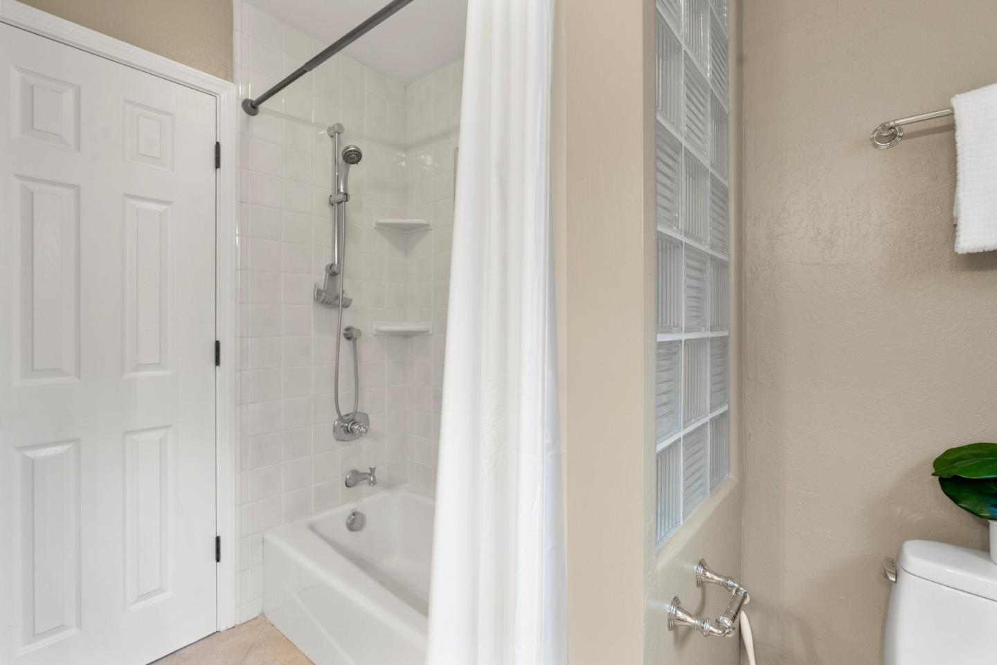 Detail Gallery Image 35 of 72 For 2376 Walden Sq, San Jose,  CA 95124 - 3 Beds | 2/1 Baths