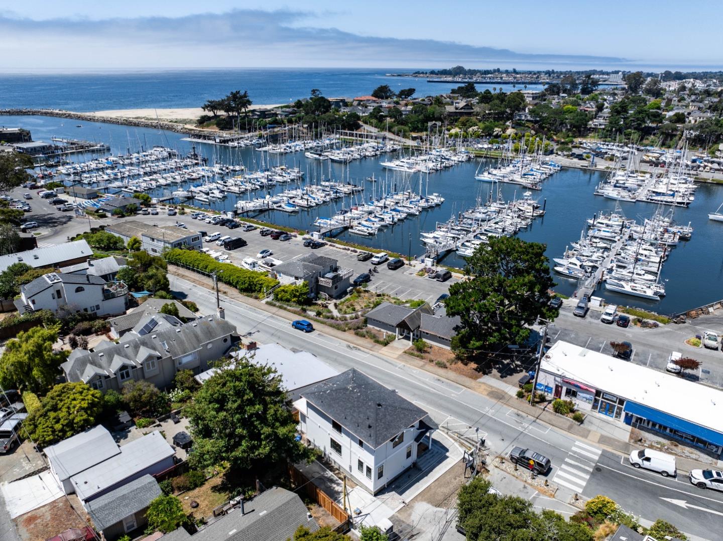 Detail Gallery Image 10 of 11 For 380 Lake Ave, Santa Cruz,  CA 95062 - 4 Beds | 3/1 Baths