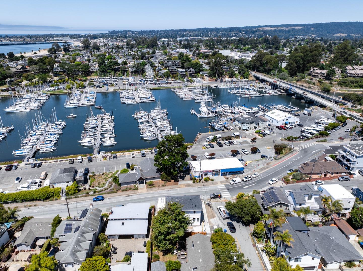 Detail Gallery Image 8 of 11 For 380 Lake Ave, Santa Cruz,  CA 95062 - 4 Beds | 3/1 Baths
