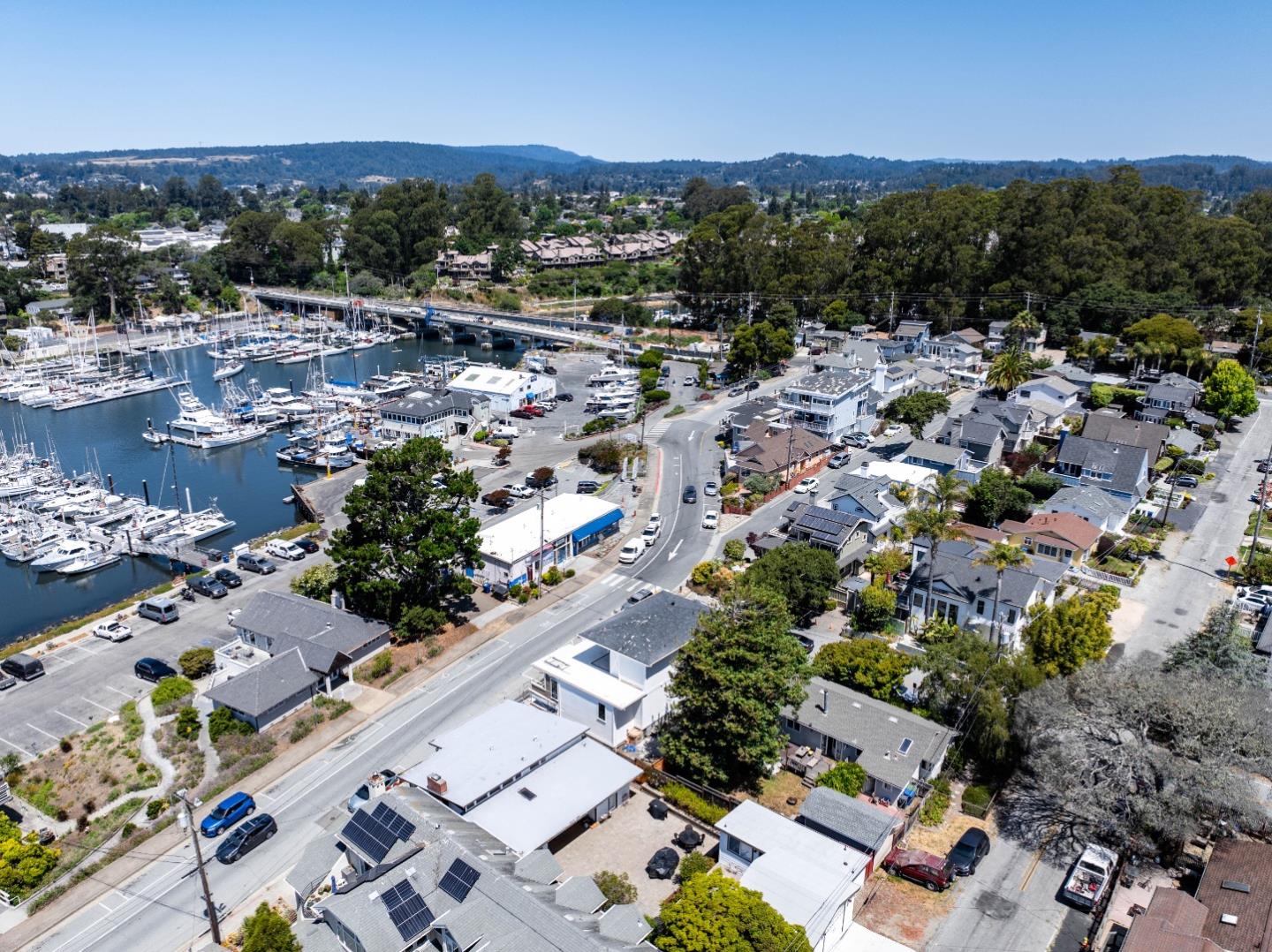 Detail Gallery Image 9 of 11 For 380 Lake Ave, Santa Cruz,  CA 95062 - 4 Beds | 3/1 Baths