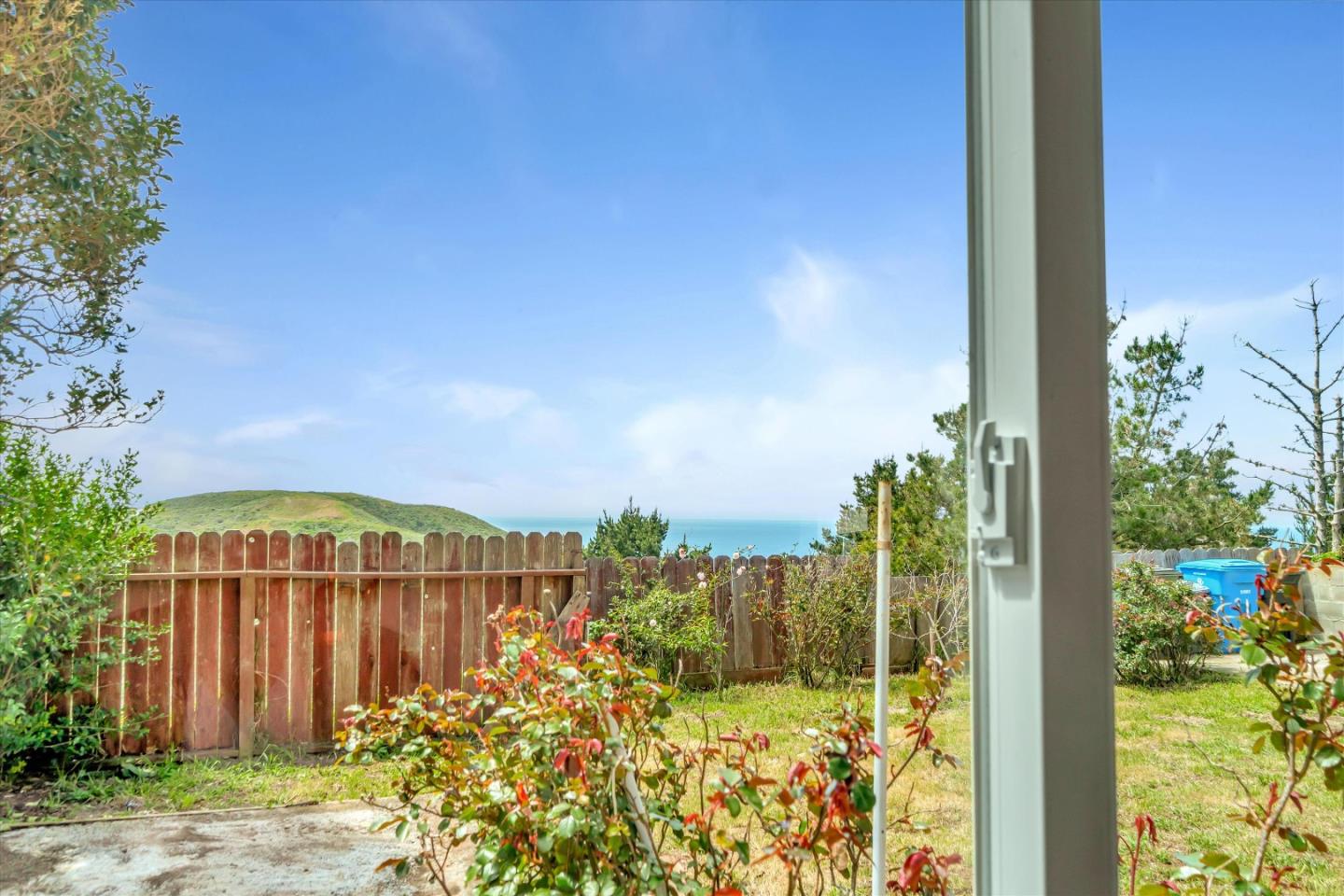 Detail Gallery Image 2 of 56 For 628 Lockhaven Dr, Pacifica,  CA 94044 - 4 Beds | 2 Baths