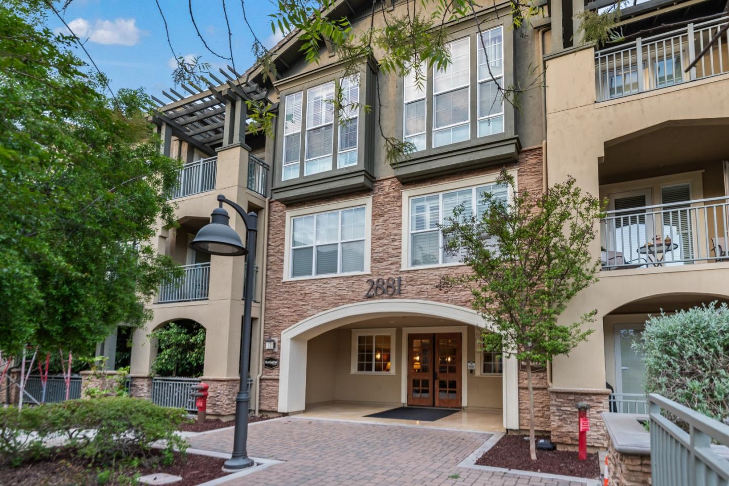 Browse active condo listings in WILLOW GLEN