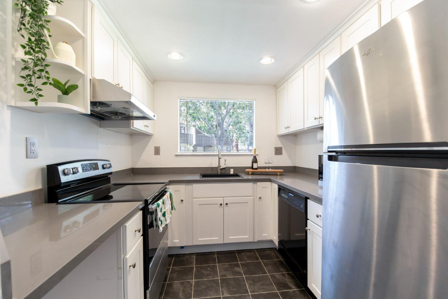 Detail Gallery Image 8 of 34 For 999 W Evelyn Ter #65,  Sunnyvale,  CA 94086 - 2 Beds | 1 Baths