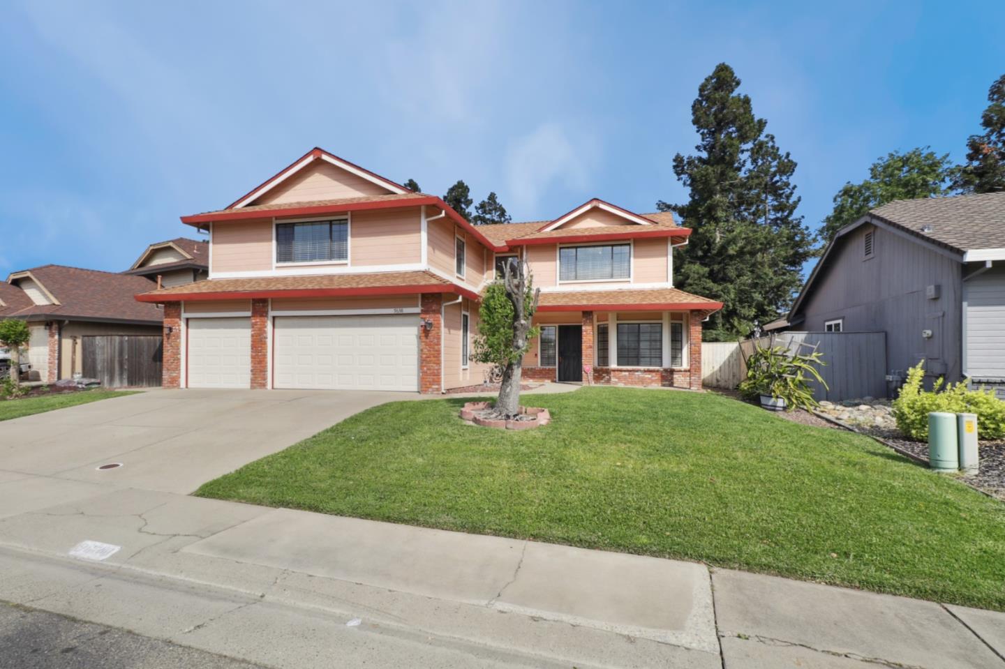 Photo of 9638 Soaring Oaks Dr in Elk Grove, CA