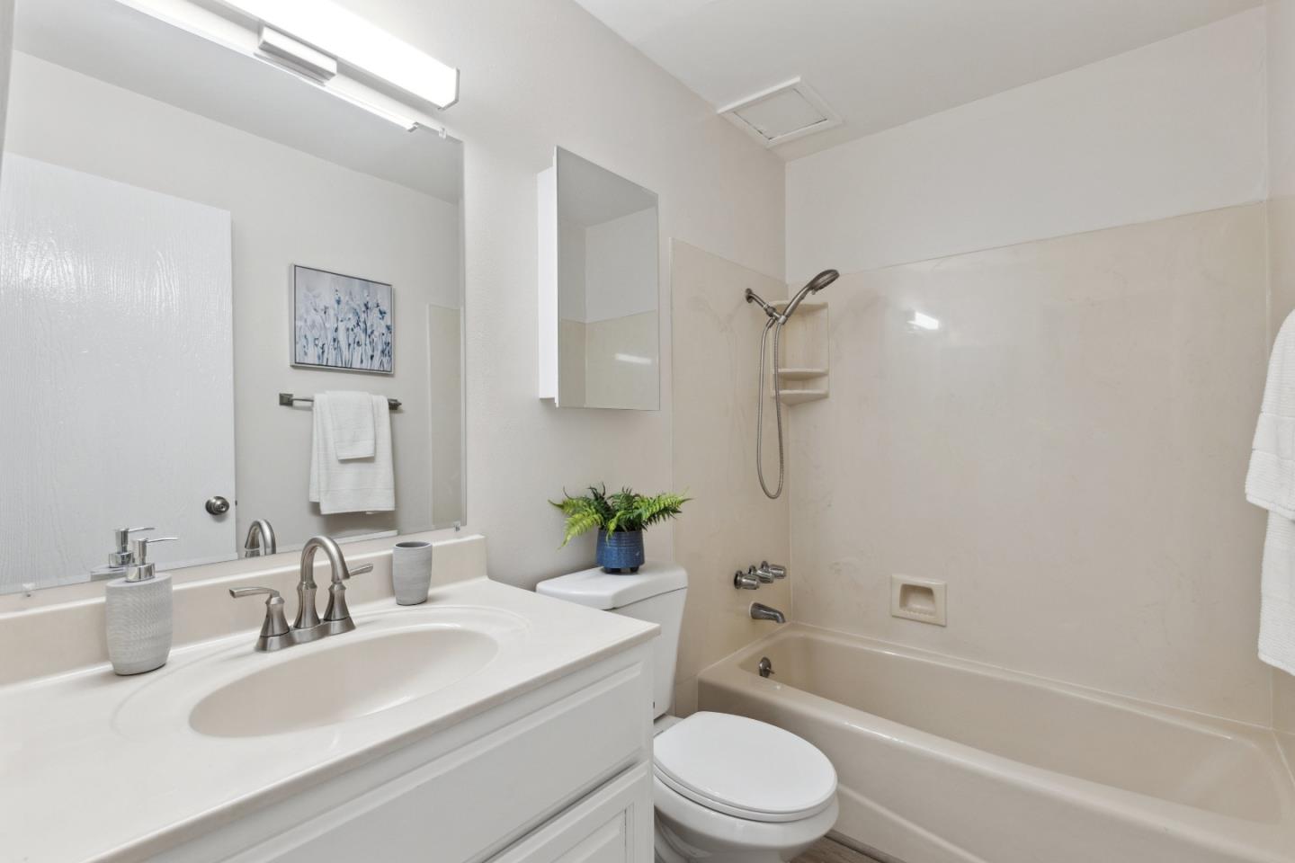 Detail Gallery Image 13 of 31 For 100 E Middlefield Rd 5a,  Mountain View,  CA 94043 - 2 Beds | 2 Baths