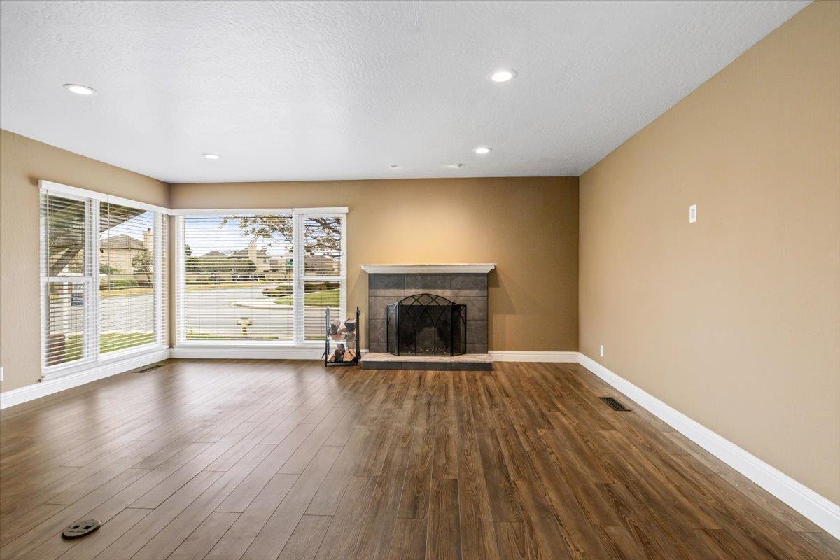 Detail Gallery Image 3 of 16 For 183 Del Mar Dr, Salinas,  CA 93901 - 3 Beds | 2 Baths
