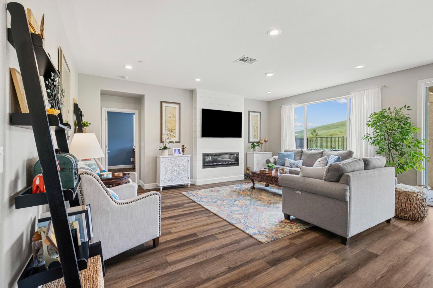 Detail Gallery Image 21 of 62 For 685 Appaloosa Way, Hollister,  CA 95023 - 5 Beds | 3/1 Baths