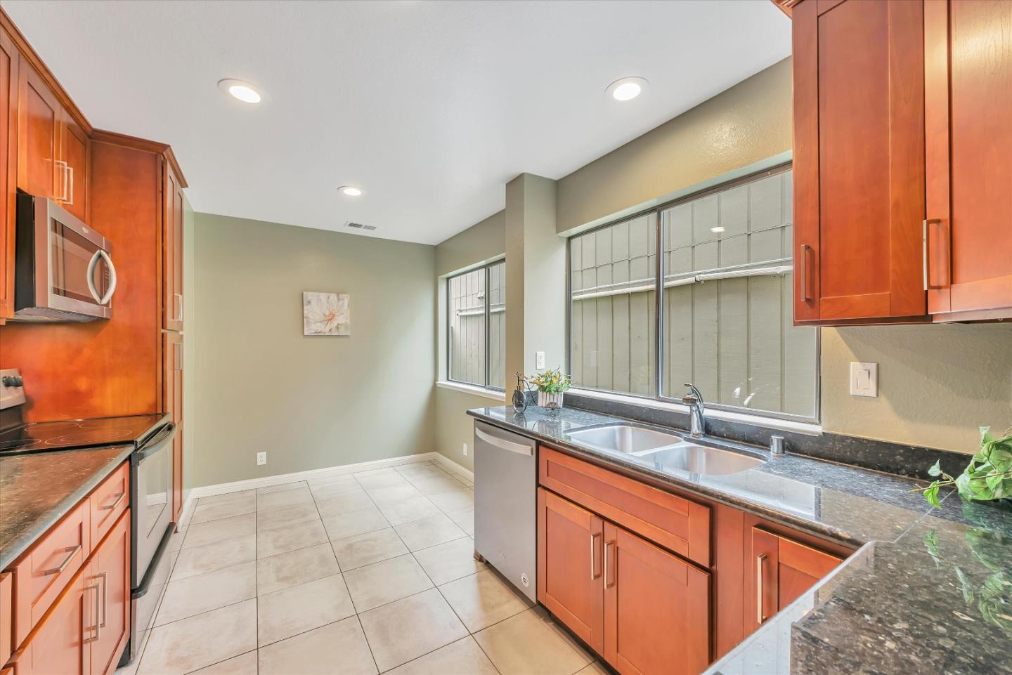 Detail Gallery Image 10 of 39 For 2573 Tolworth Dr, San Jose,  CA 95128 - 3 Beds | 2/1 Baths