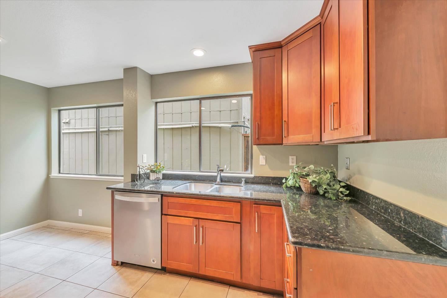 Detail Gallery Image 11 of 39 For 2573 Tolworth Dr, San Jose,  CA 95128 - 3 Beds | 2/1 Baths