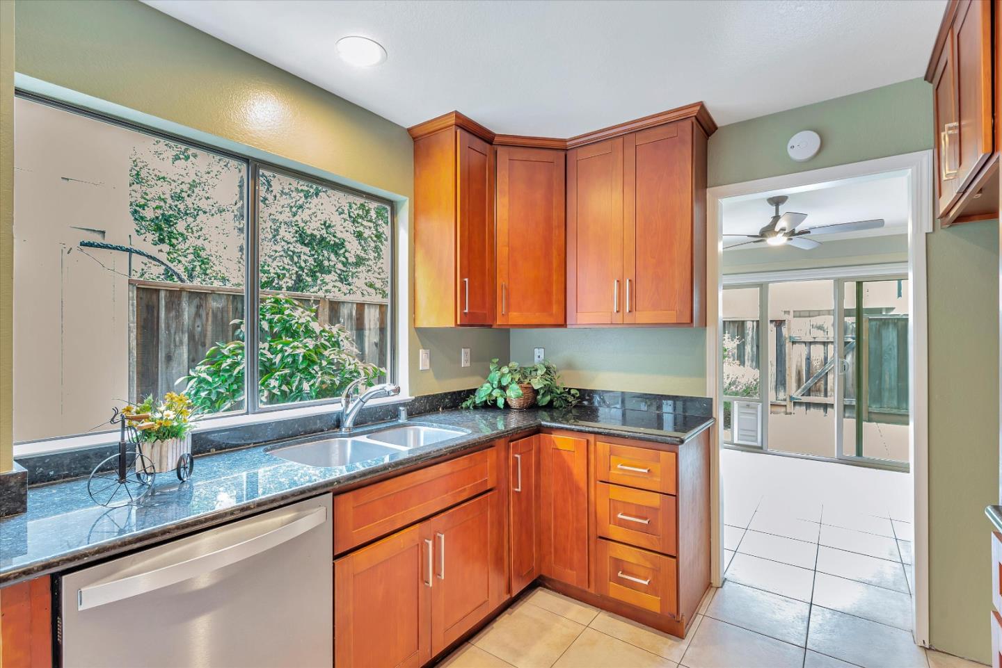 Detail Gallery Image 14 of 39 For 2573 Tolworth Dr, San Jose,  CA 95128 - 3 Beds | 2/1 Baths
