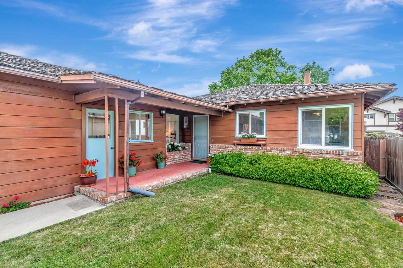 Photo of 1363 Woodland Ave in San Carlos, CA