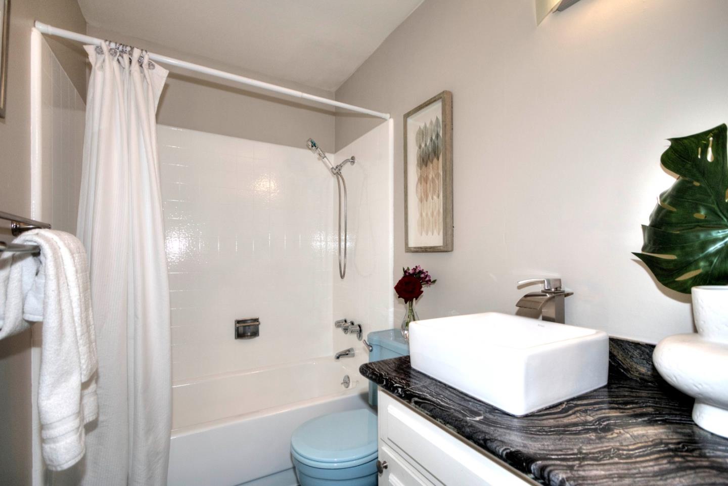 Detail Gallery Image 9 of 16 For 3050 Los Prados St #4,  San Mateo,  CA 94403 - 2 Beds | 2 Baths