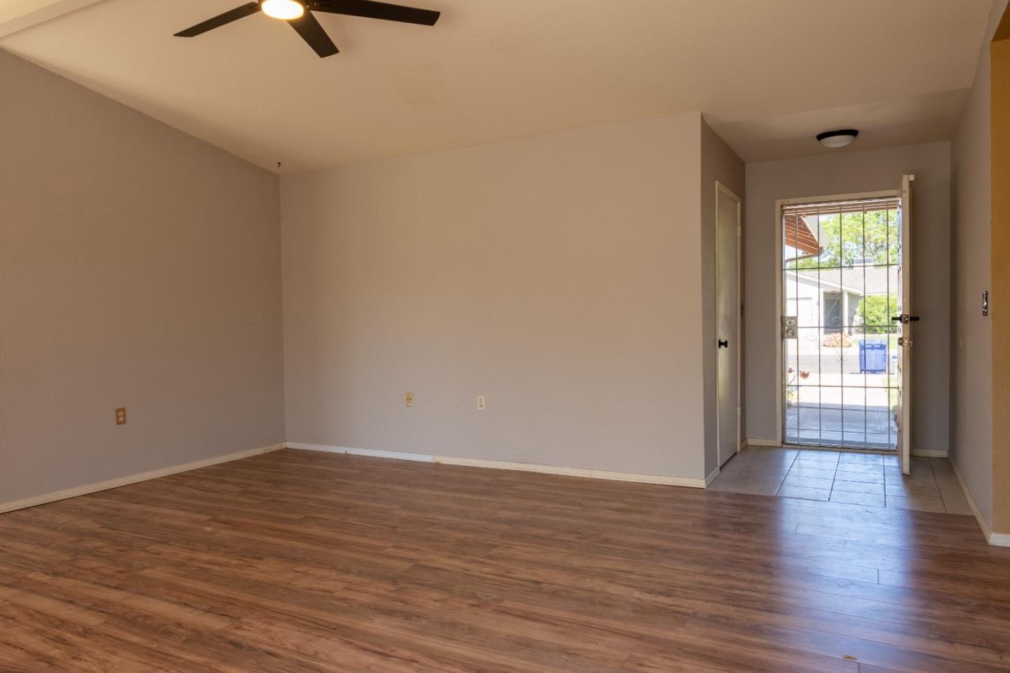 Detail Gallery Image 4 of 30 For 2125 S 12th St, Los Banos,  CA 93635 - 3 Beds | 2 Baths
