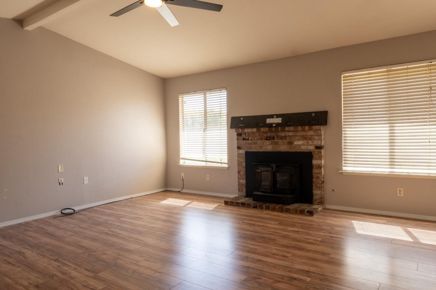 Detail Gallery Image 6 of 30 For 2125 S 12th St, Los Banos,  CA 93635 - 3 Beds | 2 Baths