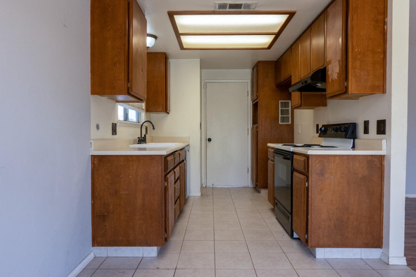 Detail Gallery Image 8 of 30 For 2125 S 12th St, Los Banos,  CA 93635 - 3 Beds | 2 Baths