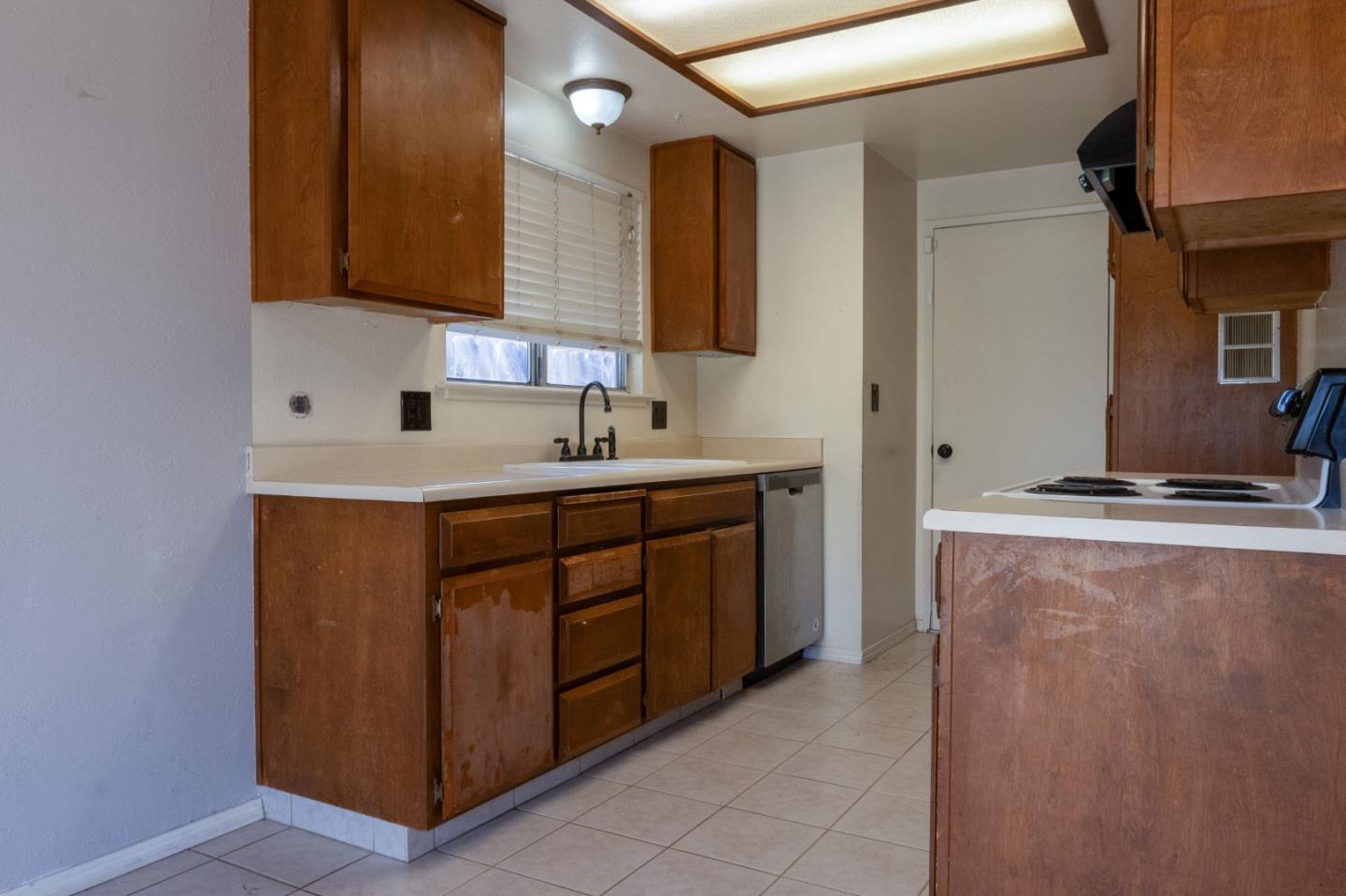 Detail Gallery Image 9 of 30 For 2125 S 12th St, Los Banos,  CA 93635 - 3 Beds | 2 Baths