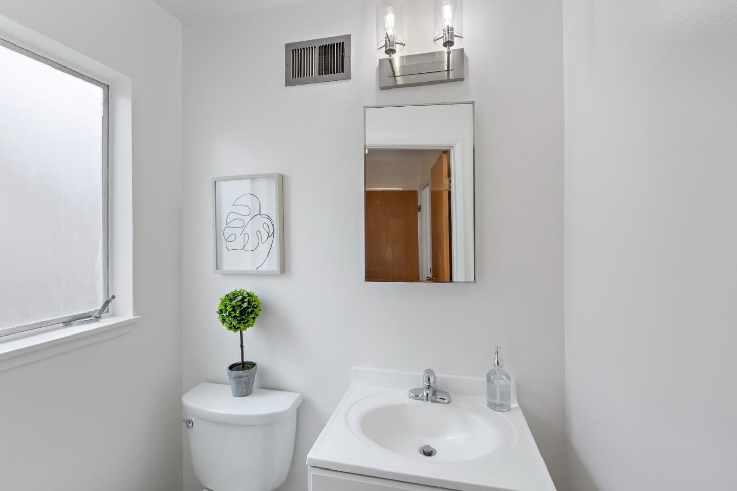 Detail Gallery Image 23 of 52 For 971 Edgecliff Way, Redwood City,  CA 94061 - 3 Beds | 2/1 Baths
