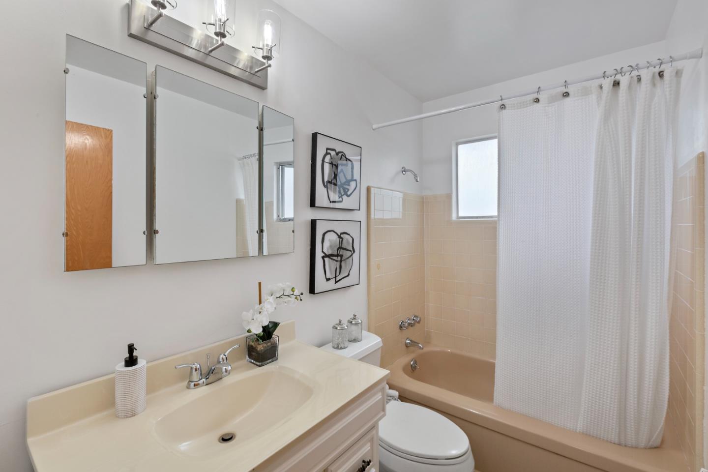 Detail Gallery Image 28 of 52 For 971 Edgecliff Way, Redwood City,  CA 94061 - 3 Beds | 2/1 Baths