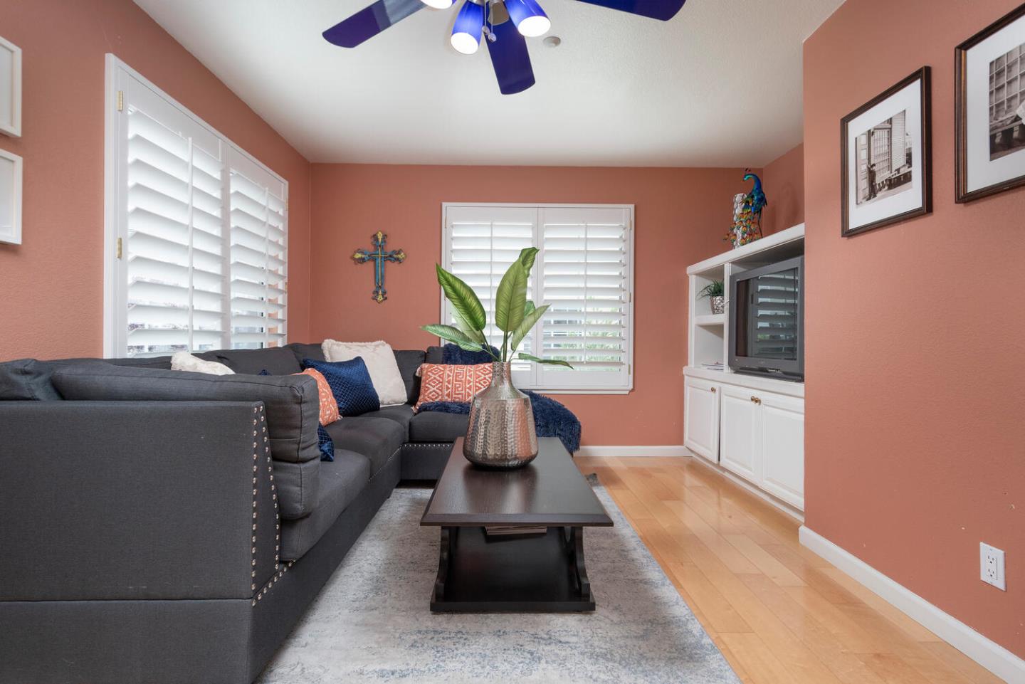 Detail Gallery Image 6 of 19 For 334 Meridian Dr, Redwood City,  CA 94065 - 3 Beds | 2/1 Baths