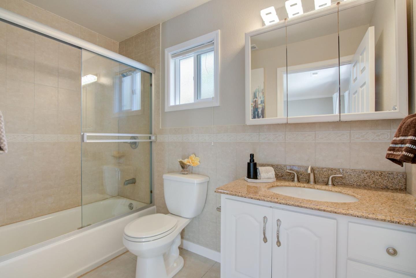 Detail Gallery Image 26 of 46 For 1037 Paloma Ave, Burlingame,  CA 94010 - 3 Beds | 2/1 Baths