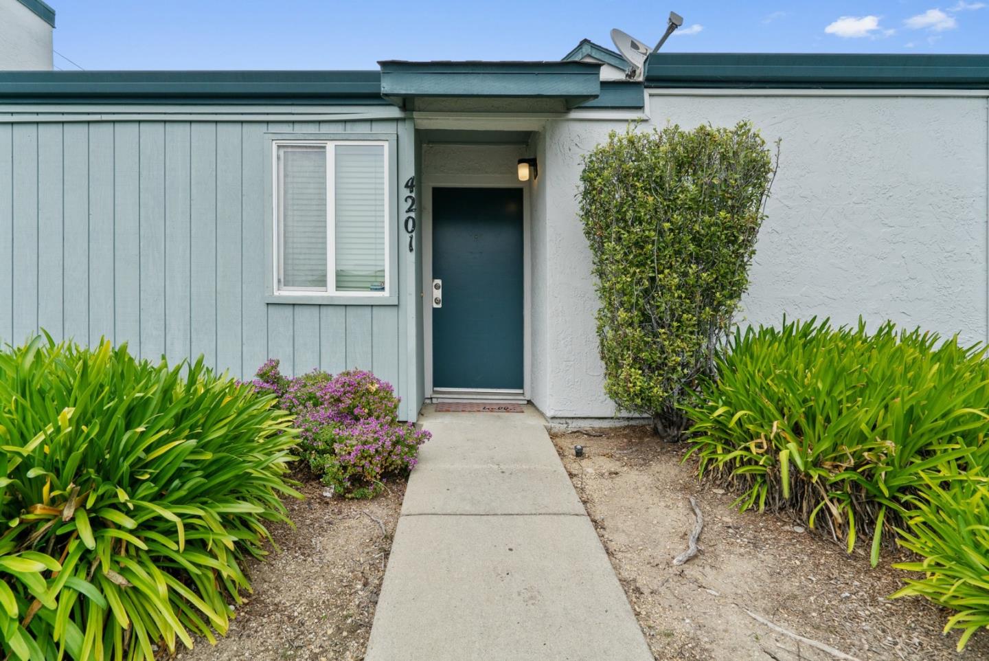 Detail Gallery Image 3 of 37 For 4201 Sea Pines Ct, Capitola,  CA 95010 - 2 Beds | 1 Baths