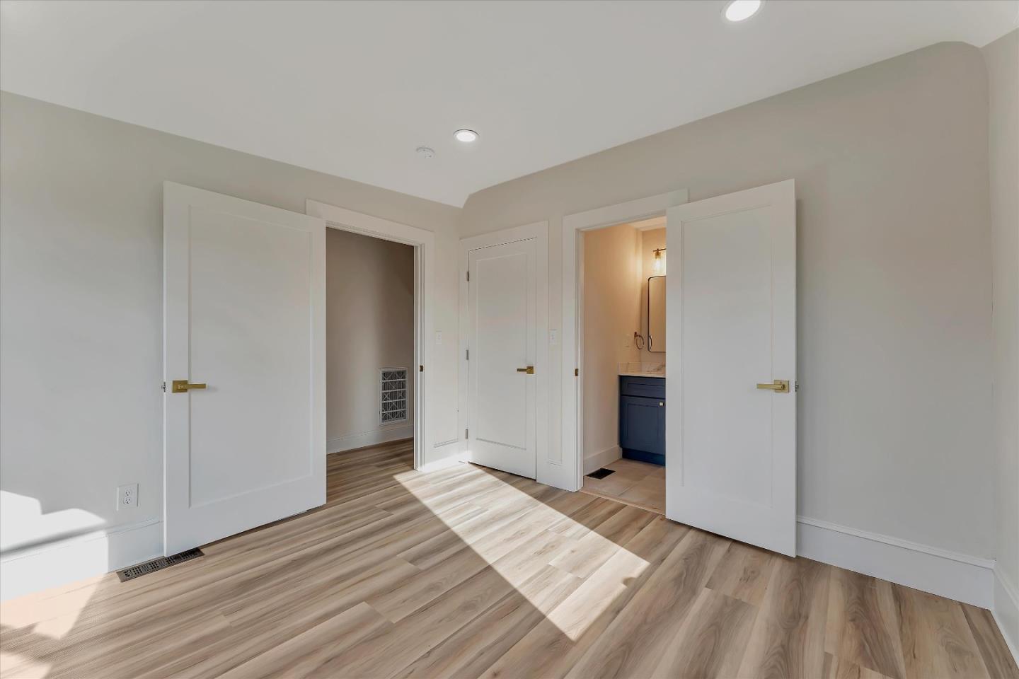 Detail Gallery Image 9 of 16 For 2804 Adeline St, Emeryville,  CA 94608 - 2 Beds | 2 Baths