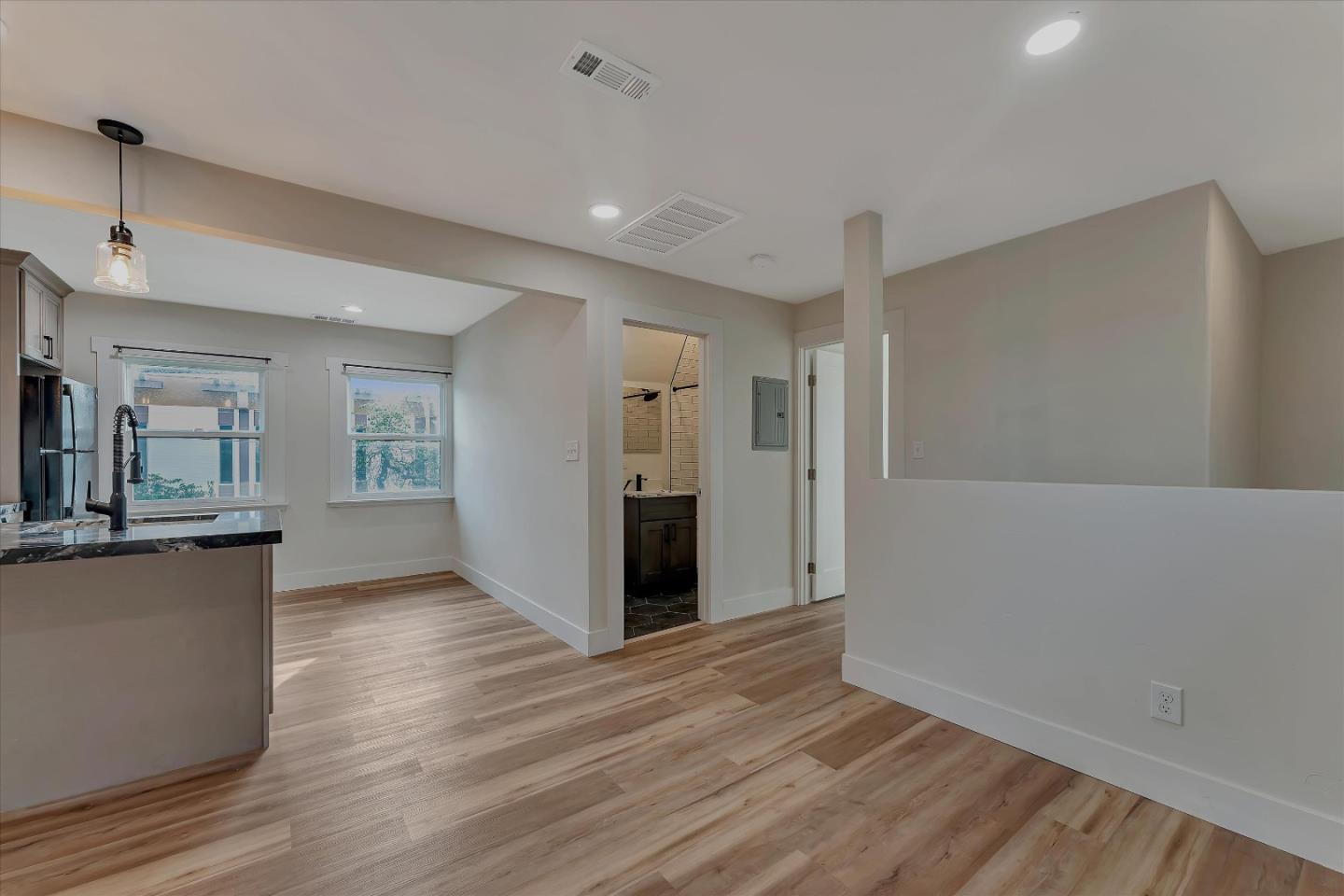 Detail Gallery Image 7 of 15 For 2804 Adeline St a,  Emeryville,  CA 94608 - 2 Beds | 1 Baths