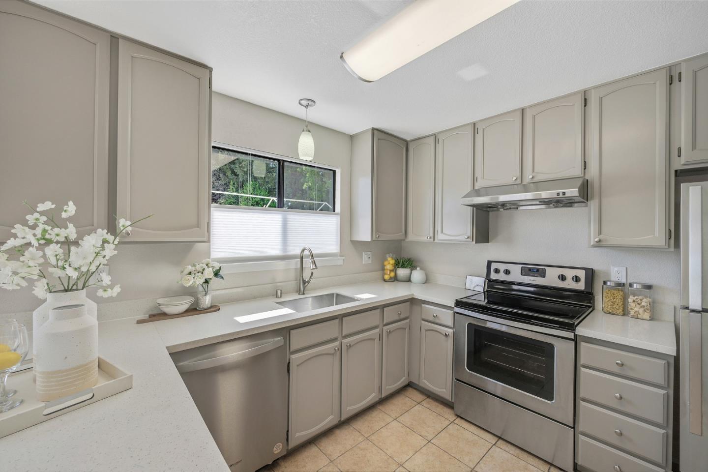 Detail Gallery Image 14 of 30 For 1236 Clinton St #102-B,  Redwood City,  CA 94061 - 2 Beds | 2 Baths