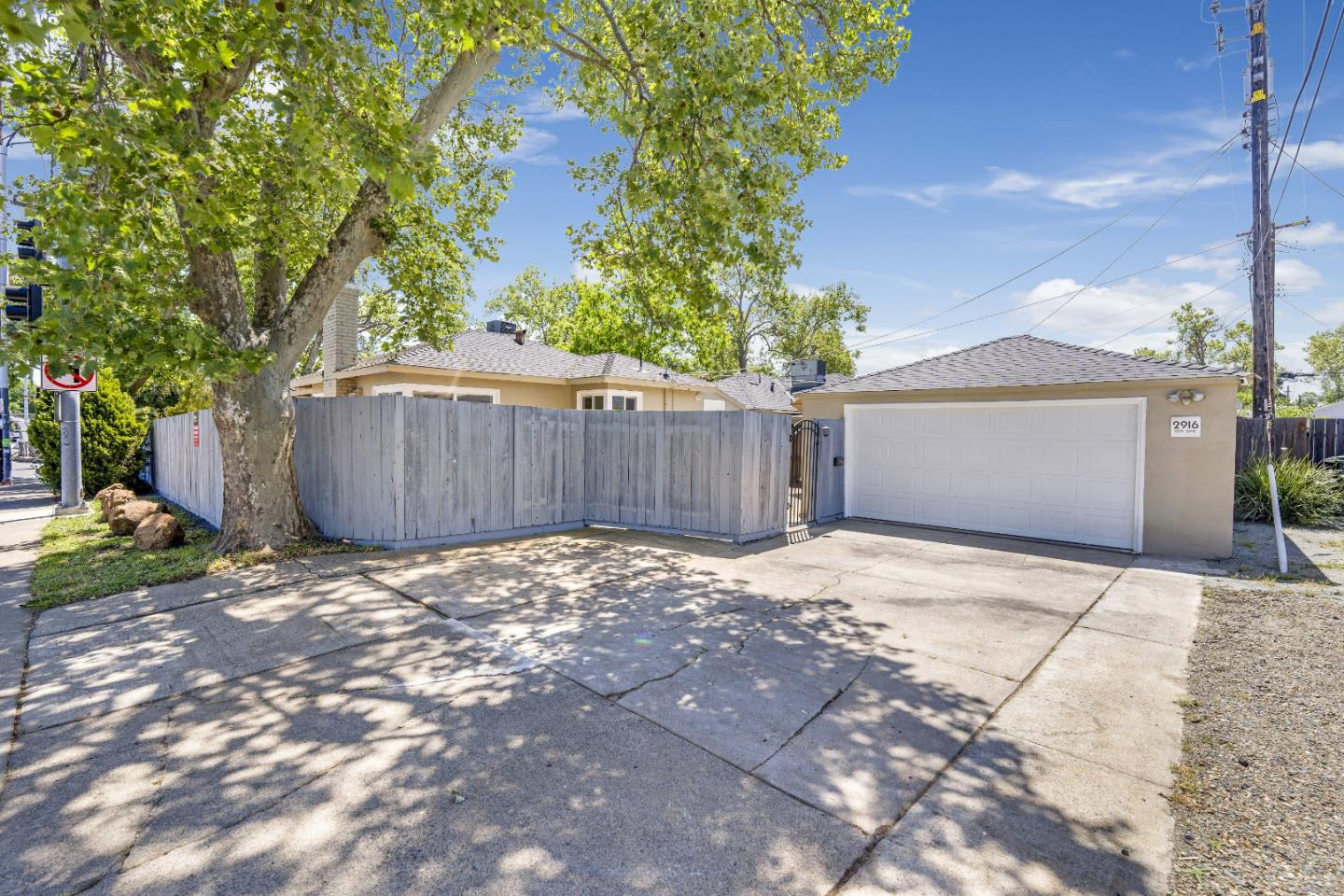 Detail Gallery Image 5 of 22 For 2916 12th Ave, Sacramento,  CA 95817 - 3 Beds | 1 Baths