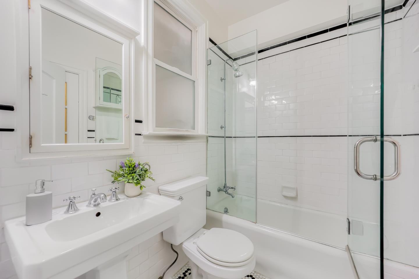 Detail Gallery Image 16 of 31 For 637 Powell St #401,  San Francisco,  CA 94108 - 2 Beds | 1 Baths
