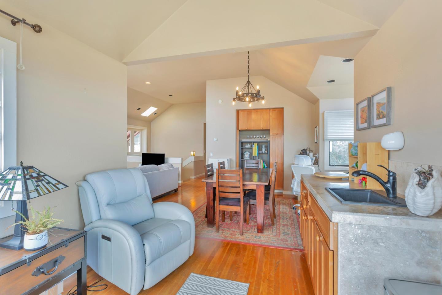 Detail Gallery Image 10 of 29 For 786 Pine St, Monterey,  CA 93940 - 3 Beds | 2 Baths
