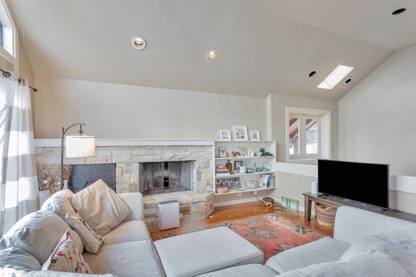 Detail Gallery Image 11 of 29 For 786 Pine St, Monterey,  CA 93940 - 3 Beds | 2 Baths