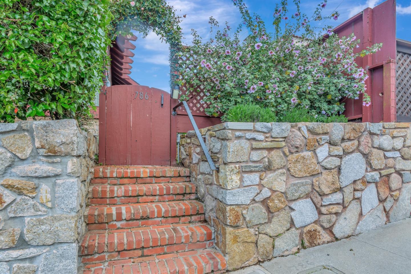 Detail Gallery Image 8 of 29 For 786 Pine St, Monterey,  CA 93940 - 3 Beds | 2 Baths