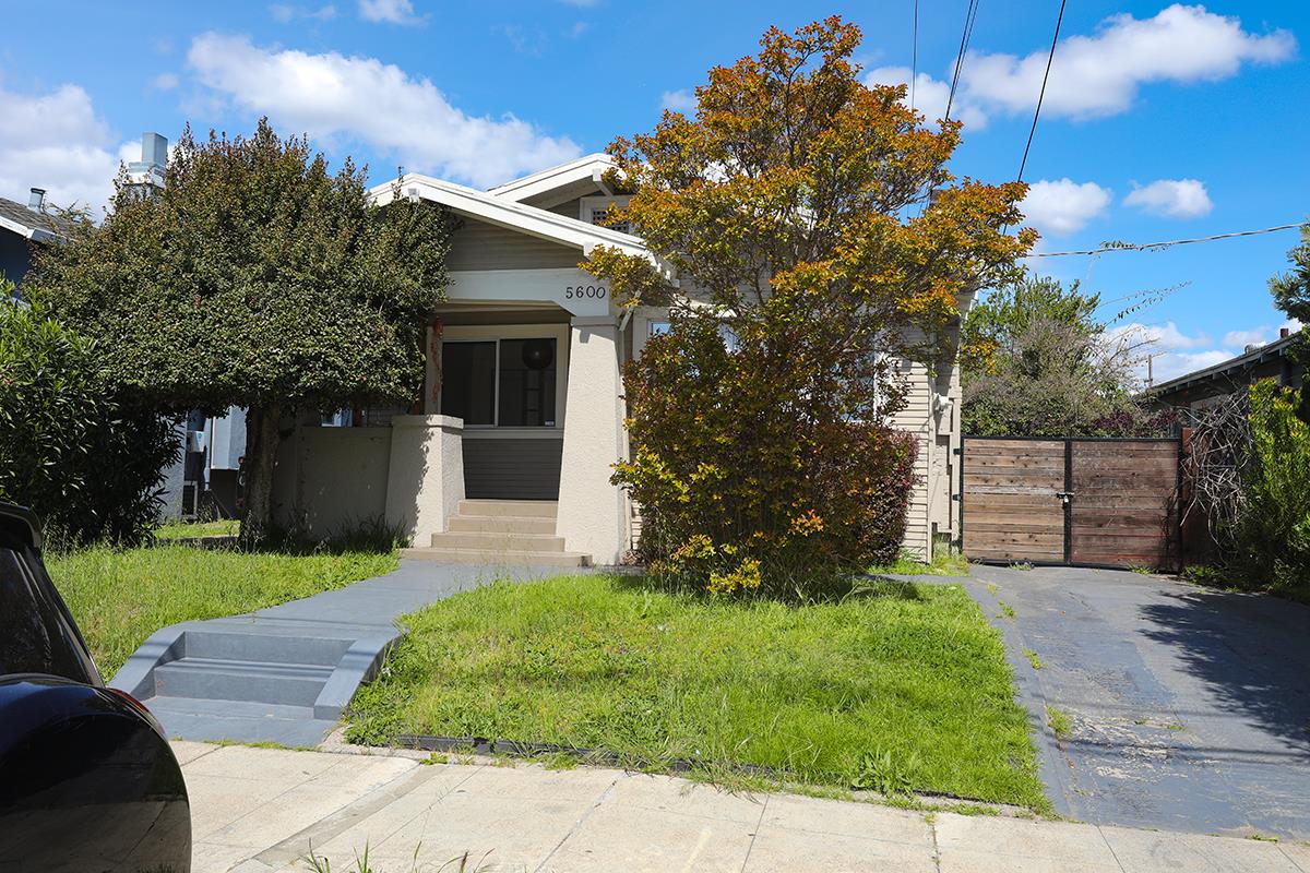 Detail Gallery Image 1 of 40 For 5600 Scoville St, Oakland,  CA 94621 - 2 Beds | 1 Baths