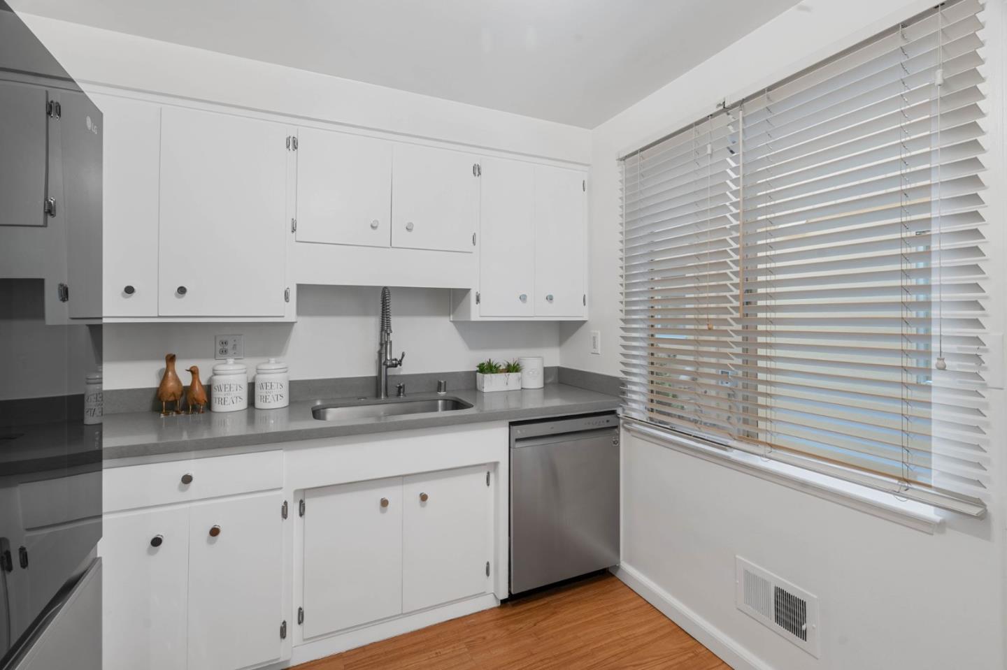 Detail Gallery Image 12 of 27 For 760 University Ave, Palo Alto,  CA 94301 - 2 Beds | 2 Baths