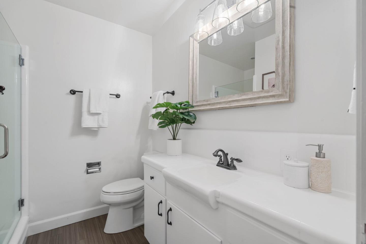 Detail Gallery Image 17 of 27 For 760 University Ave, Palo Alto,  CA 94301 - 2 Beds | 2 Baths