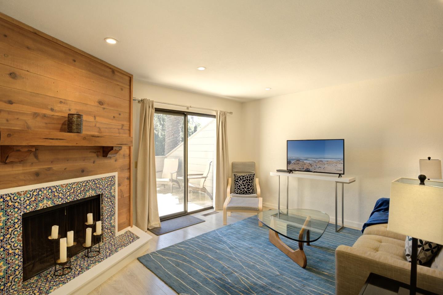 Detail Gallery Image 2 of 19 For 504 Ocean Ave #3,  Monterey,  CA 93940 - 2 Beds | 1/1 Baths